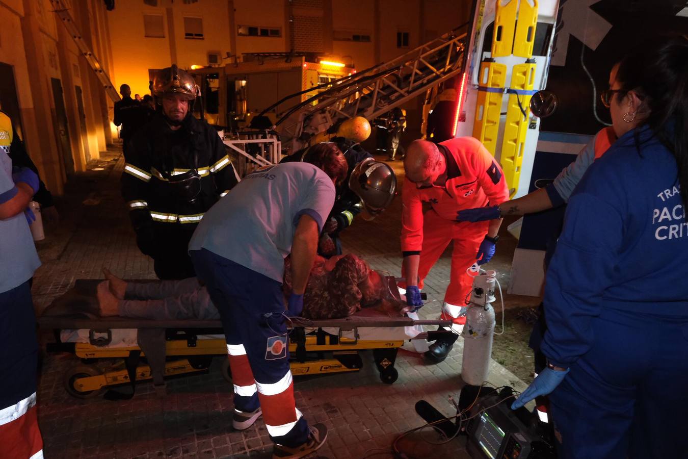 Fotos: Trágico desenlace en un incendio en Puerto Real, en la plaza de la Alegría