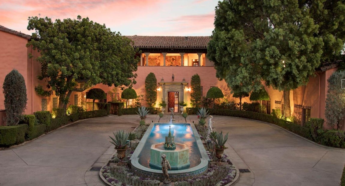 The Beverly House. La casa está construida en pleno Beverly Hills y si sus paredes hablaran podrían contar la historia de Hollywood. Acogió, entre otras personalidades a John y Jackie Kennedy y a celebridades, empresarios y politicos de todo pelaje porque allí vivió desde 1946 hasta 1951 el magnate de la prensa amarillista William Randolph Hearst. Después perteneció a Marion Davis