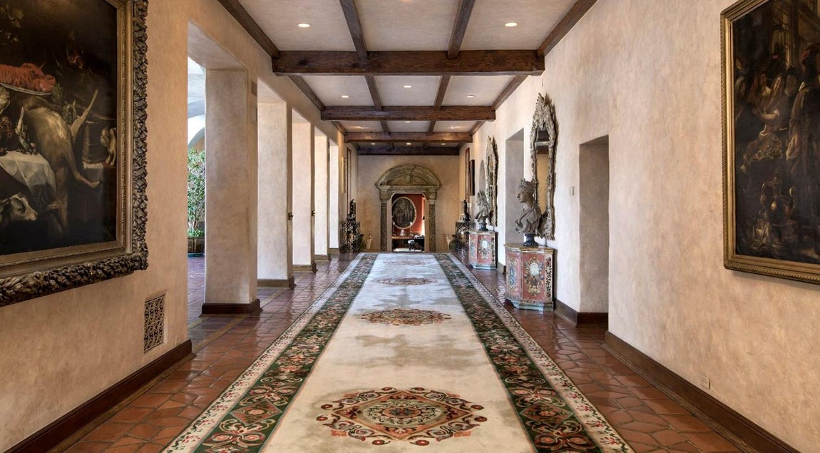 The beverly House. El arquitecto trabajaba por encargo de  Milton Getz, antiguo director ejecutivo de Union Bank &amp; Trust en 1927. Es de estilo Mediterráneo, dominante en las viviendas de California de principios del S.XX. Después pasó a manos de Hearst, que desmanteló castillos e iglesias de importante calado en Europa para incorporar las piezas su mansión. Todo sobrevive, incluida la pintura original de Marion Davies, que sigue presidiendo la sala de billar