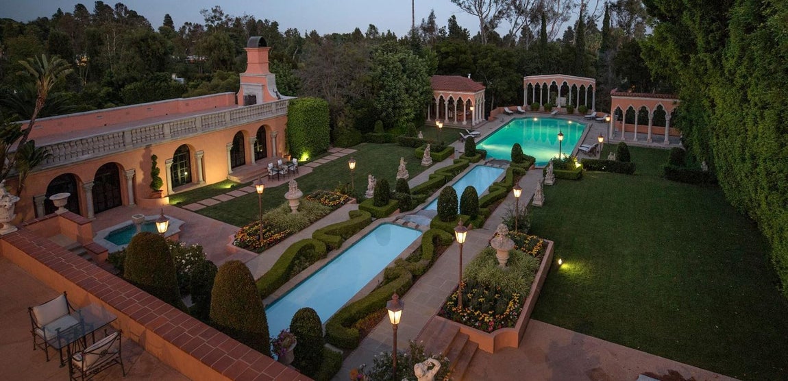 The Beverly House. El Padrino reflejó cómo los hombres de Vito Corleone entraban en la vivienda y cortaba la cabeza del caballo de una manera un tanto superficial. La realidad no se lo hubiera puesto tan fácil porque la mansión está preparada para que vivan estrellas y grandes personalidades allí, por eso es segura y otorga mucha privacidad: tiene cuatro puertas de seguridad de hierro forjado que bloquean el camino de 800 metros que conduce a la casa