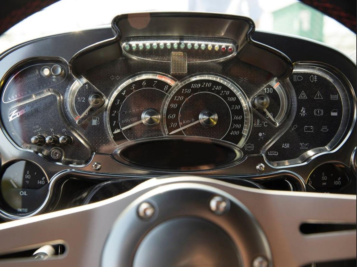 Pagani Zonda Aether de 2017. Otras características especiales incluyen la eliminación de las manijas interiores de las puertas, reemplazadas por correas de cuero, junto con un gran botón de arranque en la consola central, cuentarrevoluciones LED, medidores de aceite adicionales y una lectura de selección de marcha. Aether está grabado en varios lugares para reforzar aún más su singularidad