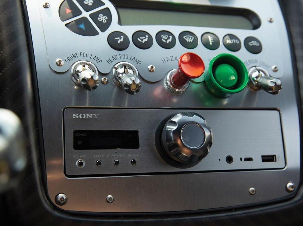 Pagani Zonda Aether de 2017. El exterior como está fabricado en fibra de carbono. Su elemento por excelencia, excepto por una franja roja pintada inspirada en Cinque y reflejos a juego. El material está acabado y pulido manualmente expuesta con las alas y los lados lacados y la sección central, os lados inferiores y los bajos en mate. De esta manera se ajustan las formas del coche. Las características aerodinámicas del Aether toman fuertes indicios del Zonda R.