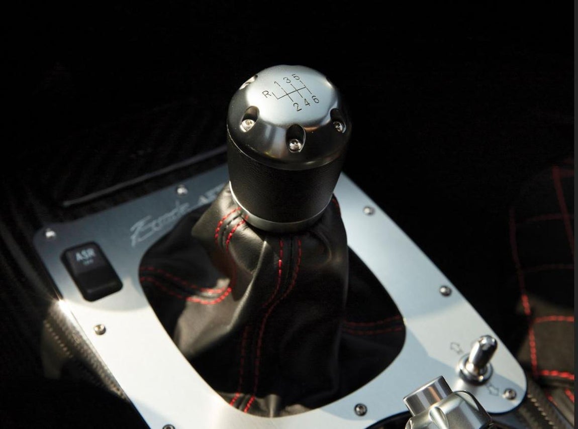 Pagani Zonda Aether de 2017. Para rematar las características exteriores, las llantas de aleación forjadas en negro con tuercas de rueda de bloqueo central en contraste de color rojo, todas con frenos de cerámica de carbono y pinzas Brembo rojas