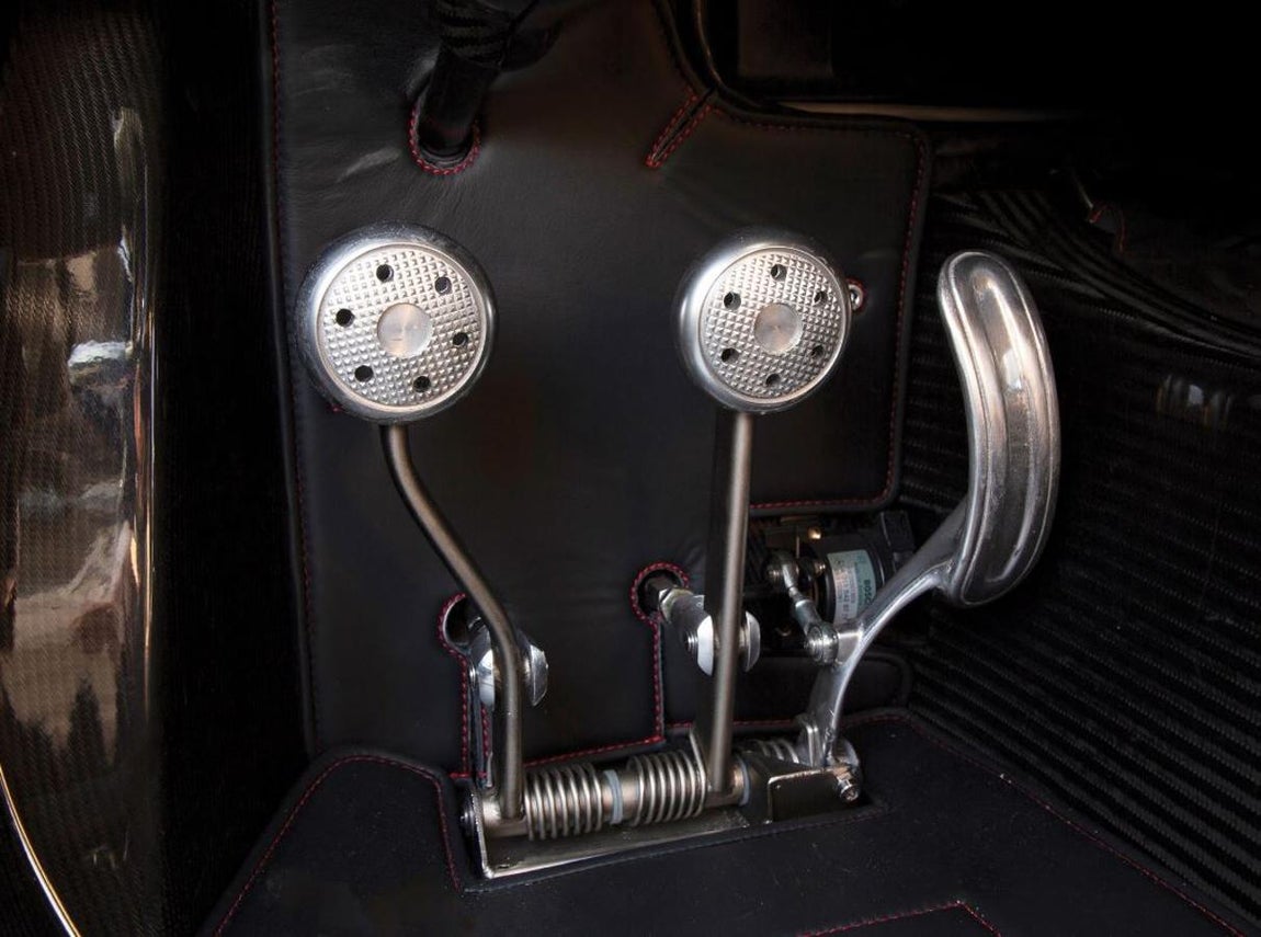 Pagani Zonda Aether de 2017. Desde la entrega a su primer y único propietario a principios de 2018, el Aether se usó en el Pagani Raduno europeo, Vanishing Point, 2018, antes de almacenarse en seco con menos de 1.400 km