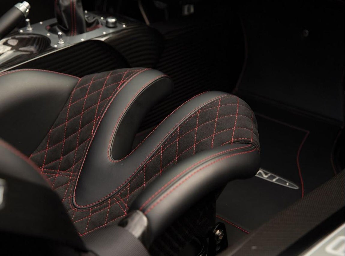 Pagani Zonda Aether de 2017. El coche se sometido a una inspección en Reino Unido donde se corrigieron un par de problemas menores para garantizar que se presenta en condiciones prácticamente nuevas para su próximo propietario. Es importante destacar que con el Aether se presentarán documentos originales de fabricación con datos sobre la cubierta, el techo de fibra de carbono y el equipaje con un techo creado en exclusiva para este coche