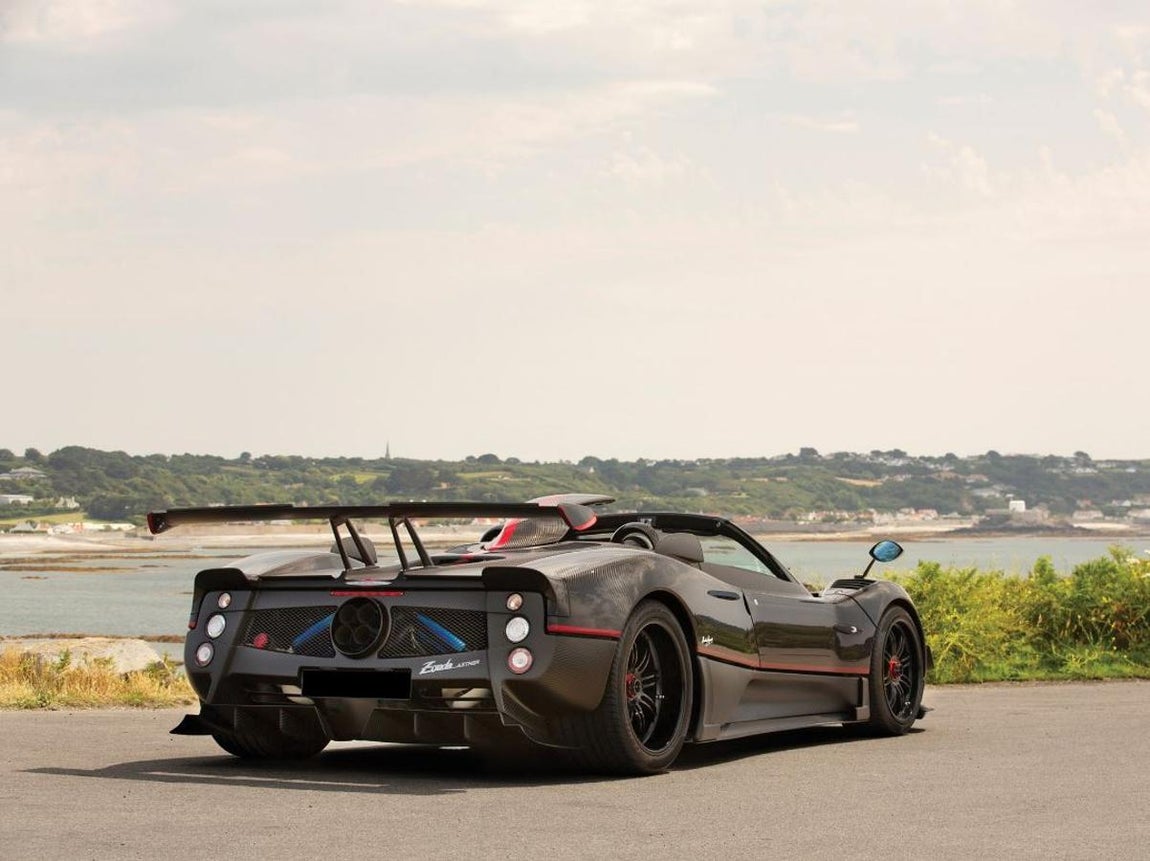 Pagani Zonda Aether de 2017. La entrañable relación que Horacio Pagani entabló con el y cinco veces campeón mundial Juan Manuel Fangio fue determinante para el impulso de su marca. El piloto reconoció el talento y la determinación de Pagani y no solo escribió cartas de recomendación para su compatriota sino que lo ayudó a mudarse a Italia y desarrollar su relación vital con Mercedes-Benz. Fangio falleció cuatro años antes de que el diseñador terminara el primer Zonda. Pagani homenajea a su amigo en cada creación para perpetuar su memoria