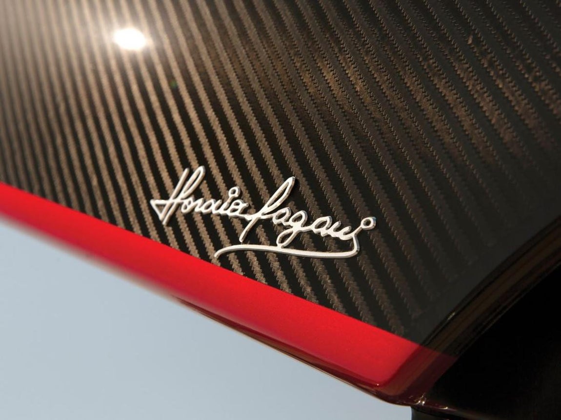 Pagani Zonda Aether de 2017. Fue en 2013 cuando  un hastiado Horacio Pagani anunició que no fabricaría más unidades de uno de sus modelos emblemáticos, el Pagani Zonda. El argentino fabrica ediciones hiperlimitadas de superdeportivos de lujo. Son coches totalmente artesanales y comprarlas no está al alcance de cualquiera, ser millonario no te asegura tener un Zonda. El mensaje del fundador fue rotundo pero el resultado, volátil.