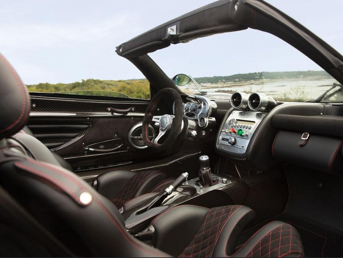 Pagani Zonda Aether de 2017. El Zonda evolucionaría del C12 con su motor V-12 de 6.0 litros Mercedes-Benz, entregando 444 CV al extravagante HP Barchetta y al ahora legendario V-12 de 7.3 litros sintonizado por AMG que produce 789 CV. Todos los automóviles de Pagani pesaban menos de 1.300 kg. La capacidad de Pagani Automobili para producir automóviles únicos especificados según los deseos exactos de sus clientes no tiene comparación fuera de Módena, y eventualmente surgiría un corto período de especificación '760' Zondas. Todos y cada uno de estos '760' Zondas son diferentes y únicos