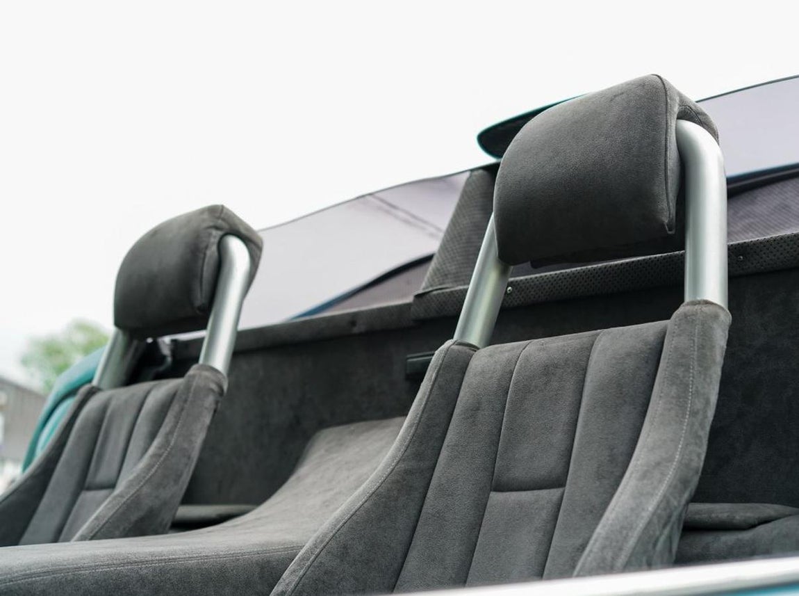 Lamborghini Zagato Concept 1990. El Raptor en sí fue construido sobre un chasis tubular de marco espacial y revestido con una elegante carrocería de fibra de carbono. El cuerpo con bisagras en la parte trasera, de manera similar al Ferrari F40, para revelar el compartimento del motor, pero también también con bisagras en la parte delantera, con toda la sección central del automóvil girando hacia adelante para permitir un fácil acceso al interior futurista, mientras que También elimina la necesidad de puertas convencionales