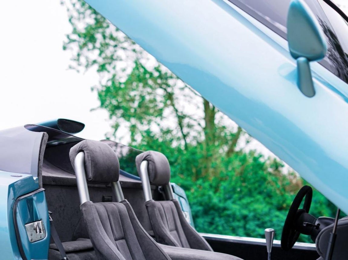 Lamborghini Zagato Concept 1990. Debajo del capó, sin embargo, el potente V-12 de 5.7 litros con doble válvula y cuatro válvulas de Diablo se mantuvo sin cambios. El Raptor tenía un peso en vacío de casi 300 kg más ligero que el Diablo, como resultado de la carrocería de fibra de carbono, las ruedas de magnesio, el interior desmontado y la falta de puertas fijas. Se despachó de cero a sesenta en menos de cuatro segundos, y se rumoreaba que la velocidad máxima era el lado interesante de 200 mph