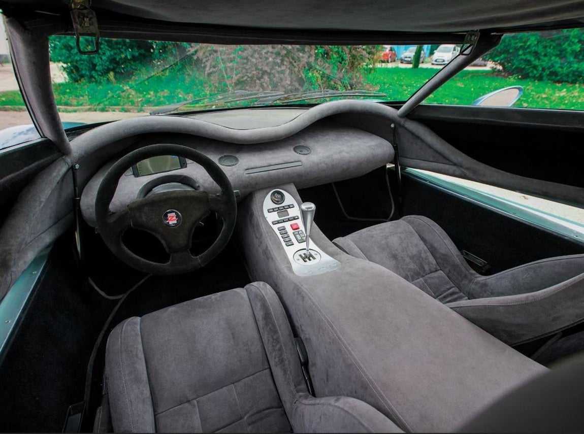 Lamborghini Zagato Concept 1990. Mantener este inmenso rendimiento bajo control fue una configuración de frenado mejorada con pinzas Alcon emparejadas con discos de gran tamaño. Como era de esperar, el Raptor abandonó el control de tracción y los sistemas electrónicos de ABS de Diablo, que se consideraron peso muerto y contraproducentes para un rendimiento absoluto cuando estaba en las manos adecuadas