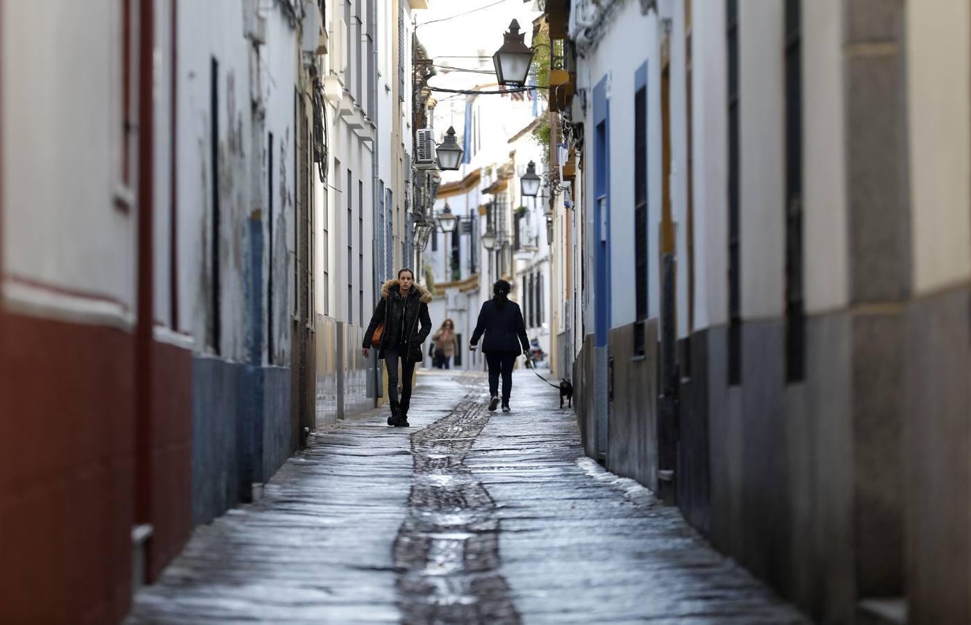 Un recorrido por la calle Isabel II de Córdoba, en imágenes