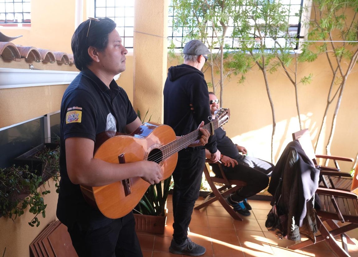 FOTOS: La comparsa uruguaya &#039;La gaditana que volvió&#039;, en Cádiz para probarse los tipos