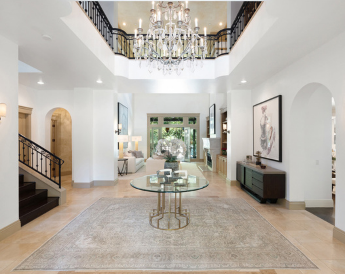 La mansión de Beverly Hills de Britney Spears. Pues bien, la estrella del pop acabó vendiéndola en 2009 por unos 3,8 millones de euros, una cantidad con la que salió perdiendo ya que la propiedad  estaba valorada en algo más. Ahora está a la venta de nuevo por nada más y nada menos que 6,3 millones de euros.