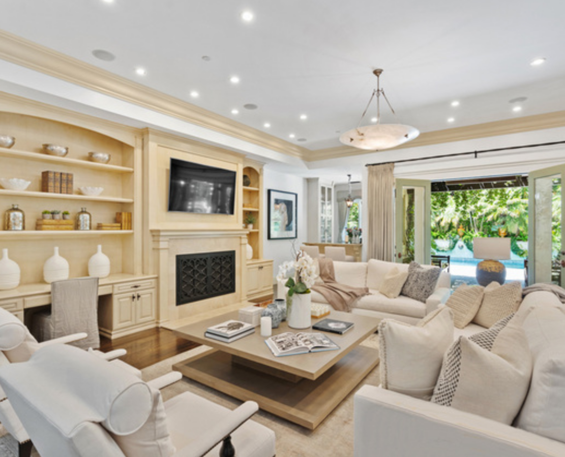 La mansión de Beverly Hills de Britney Spears. De estilo mediterráneo, esta casa de 720 metros cuadrados, seis dormitorios y siete cuartos de baño se aleja mucho de la extravagante imagen de la artista y ofrece una decoración clásica y lujosa.