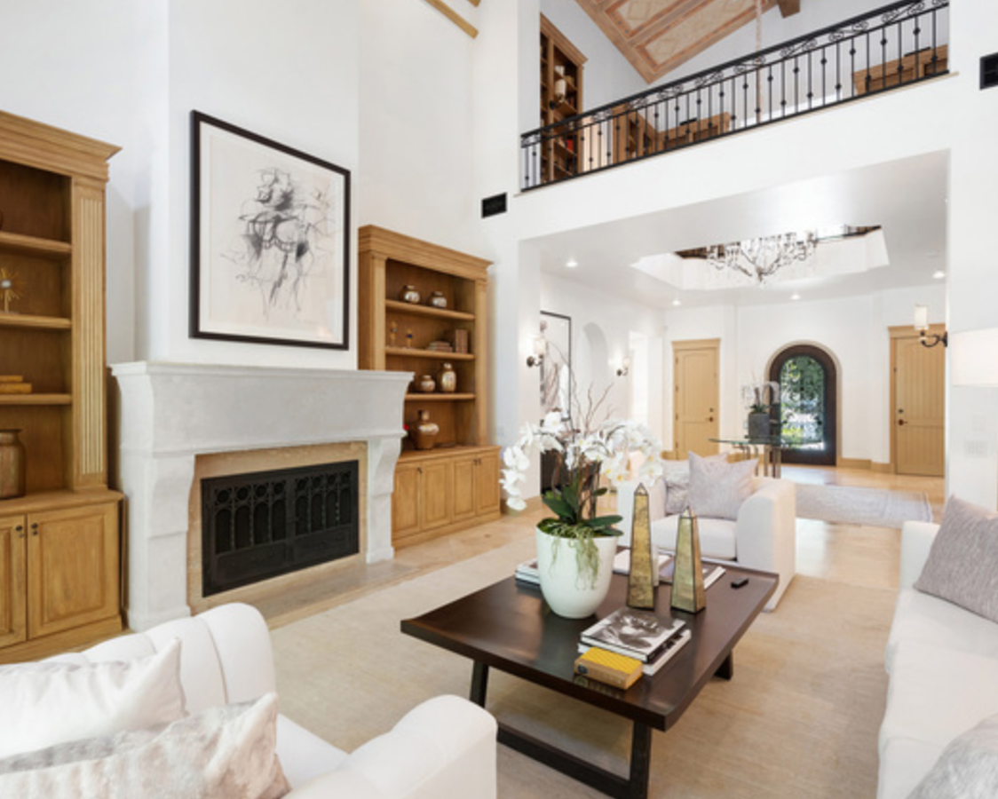 La mansión de Beverly Hills de Britney Spears. Con espacios abiertos y amplias estancias, esta casa, situada en un callejón sin salida de lo más tranquilo, está decorada en tonalidades neutras con muebles sencillos y claros que aportan calidez.