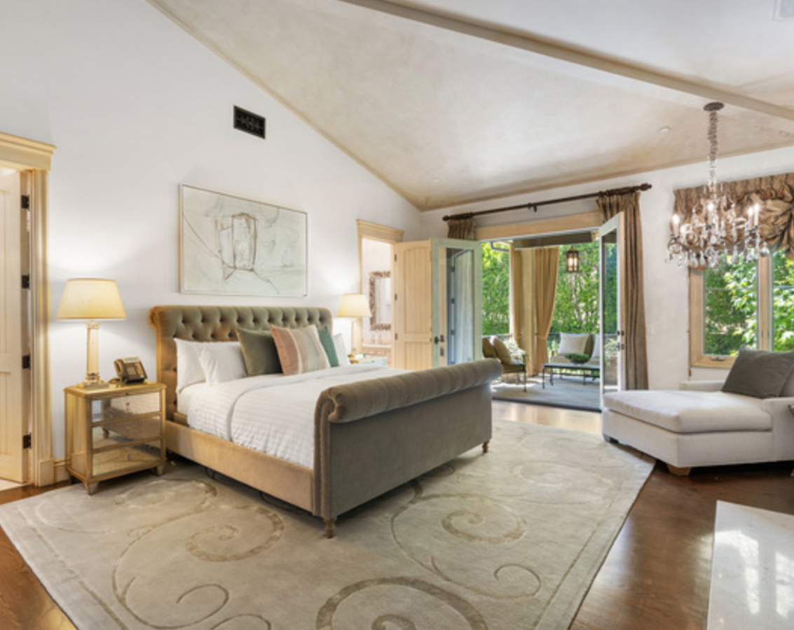 La mansión de Beverly Hills de Britney Spears. La suite principal, situada en la segunda planta, dispone de dos cuartos de baño, chimenea y balcón privado con vistas al patio trasero, un espacio perfecto al que asomarse cada mañana. Dispone también de un vestidor de madera oscura que combina módulos abiertos y vtrinas con puertas de cristal.