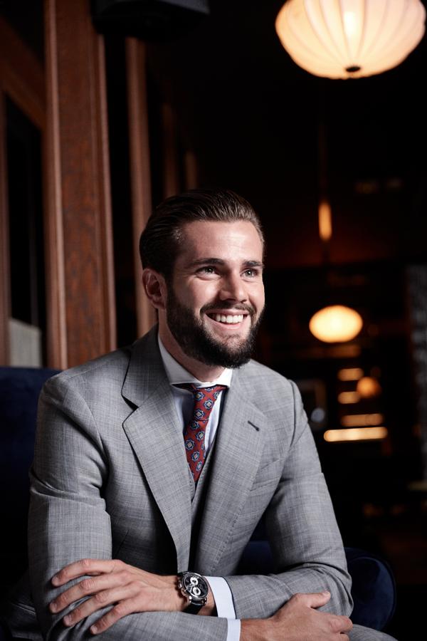 Traje, camisa y corbata de Harry´s 1982 y reloj de Montblanc.