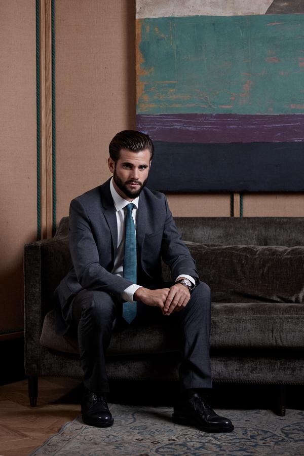 TRaje y camisa de Calvin Klein para Zalando, corbata de Hermès, calcetines de DIM, reloj de Montblanc y zapatos de BOSS.