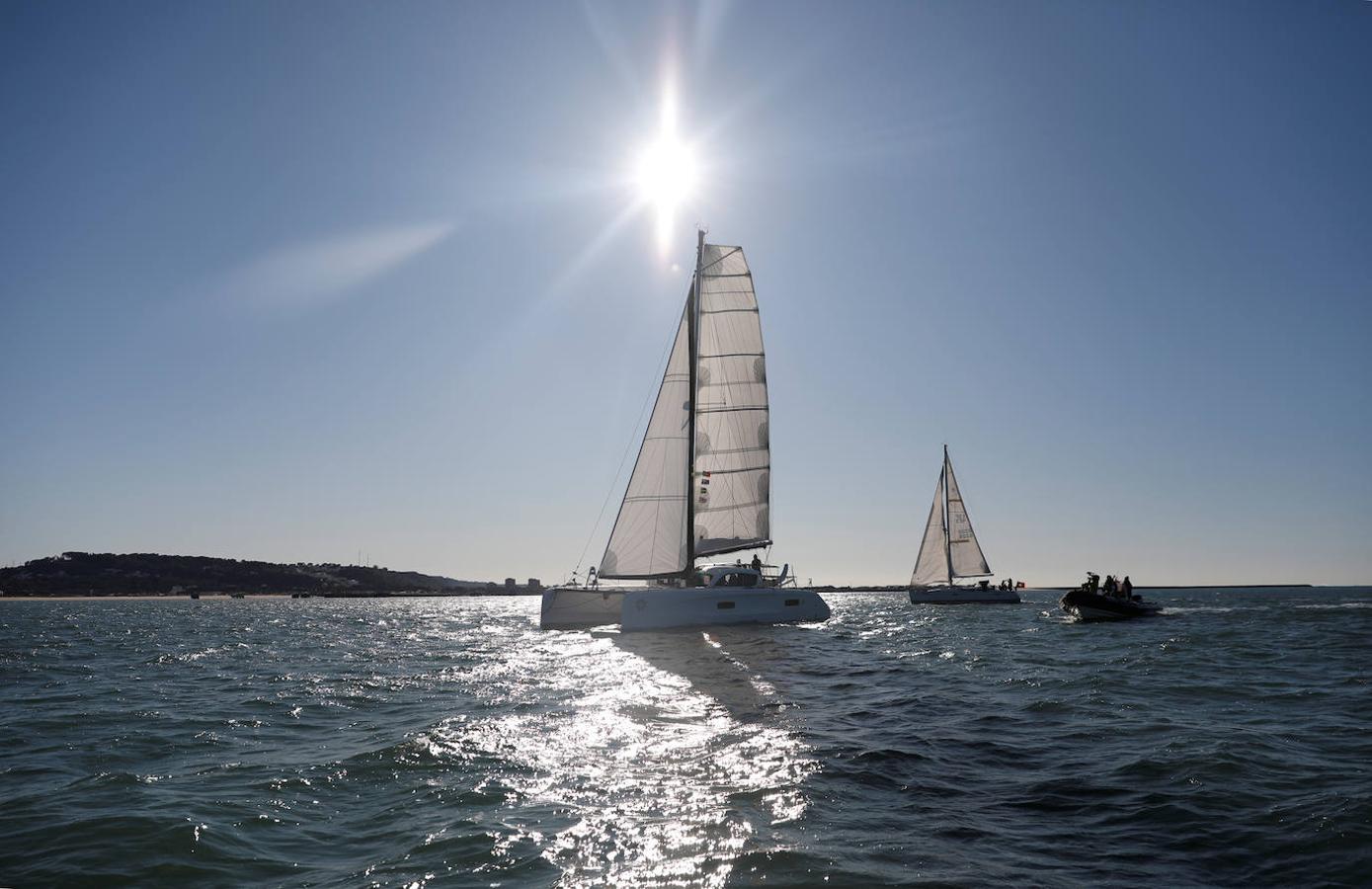 El barco ecológico «La Vagabonde», en el que Thunberg ha cruzado el Atlántico desde Estados Unidos, entró en el muelle de Santo Amaro con cuatro horas de retraso sobre el programa previsto. 