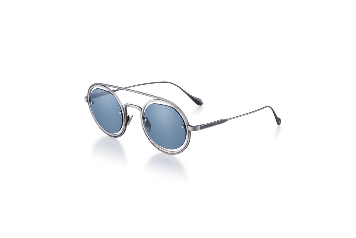 Gafas de sol redondas con cristales azules y montura plara (275€)