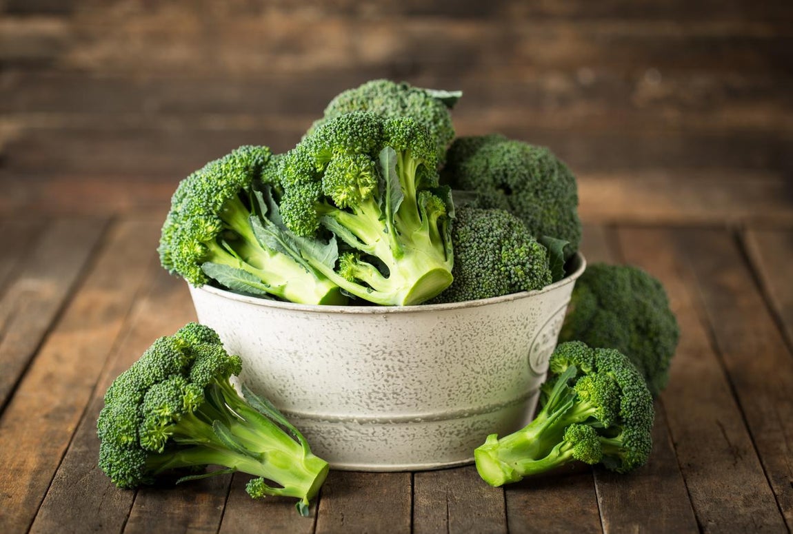 El <a href="https://www.abc.es/bienestar/alimentacion/abci-brocoli-201909261054_noticia.html">brócoli</a>, una verdura con más vitamina C que la naranja. El <a href="https://www.abc.es/bienestar/alimentacion/abci-brocoli-201909261054_noticia.html">brócoli </a>puede ser un buen aliado para fortalecer nuestras defensas, ya que en 100 gramos hay 89 mg. de vitamina C. Además esta hortaliza contiene calcio y ácido fólico.