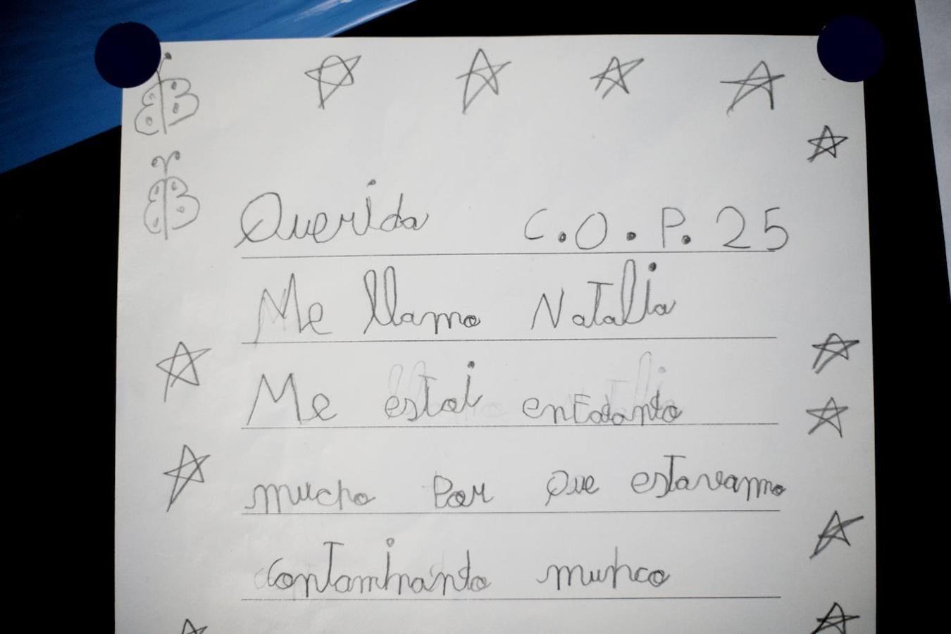 Imagen de una joven visitante lamentando el exceso de contaminación. 