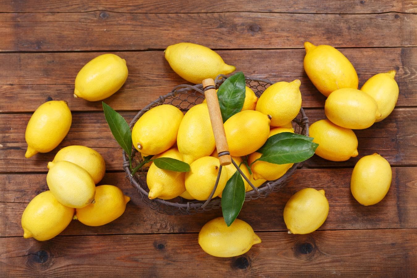 Limón, fuente de vitamina C. Los limones, por su alto contenido en vitamina C (50 mg por cada 100 gramos) y flavonoides, ayudan a reforzar tu sistema inmunológico aumentando las defensas de tu organismo