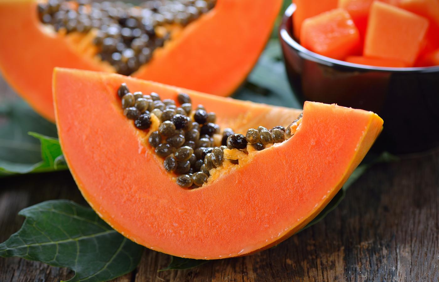 La papaya es una de las frutas más ricas en vitamina C. Esta fruta de tipo carnoso aporta unos 80 mg de vitamina C por cada 100 gramos, lo que podría equivaler a la cantidad que supone una naranja de más de 150 gramos. La <a href="https://www.abc.es/bienestar/abci-picar-entre-horas-alimentos-303142635703-20191010022939_galeria.html" target="_blank">papaya </a>tiene pocas calorías y es además un buen diurético.