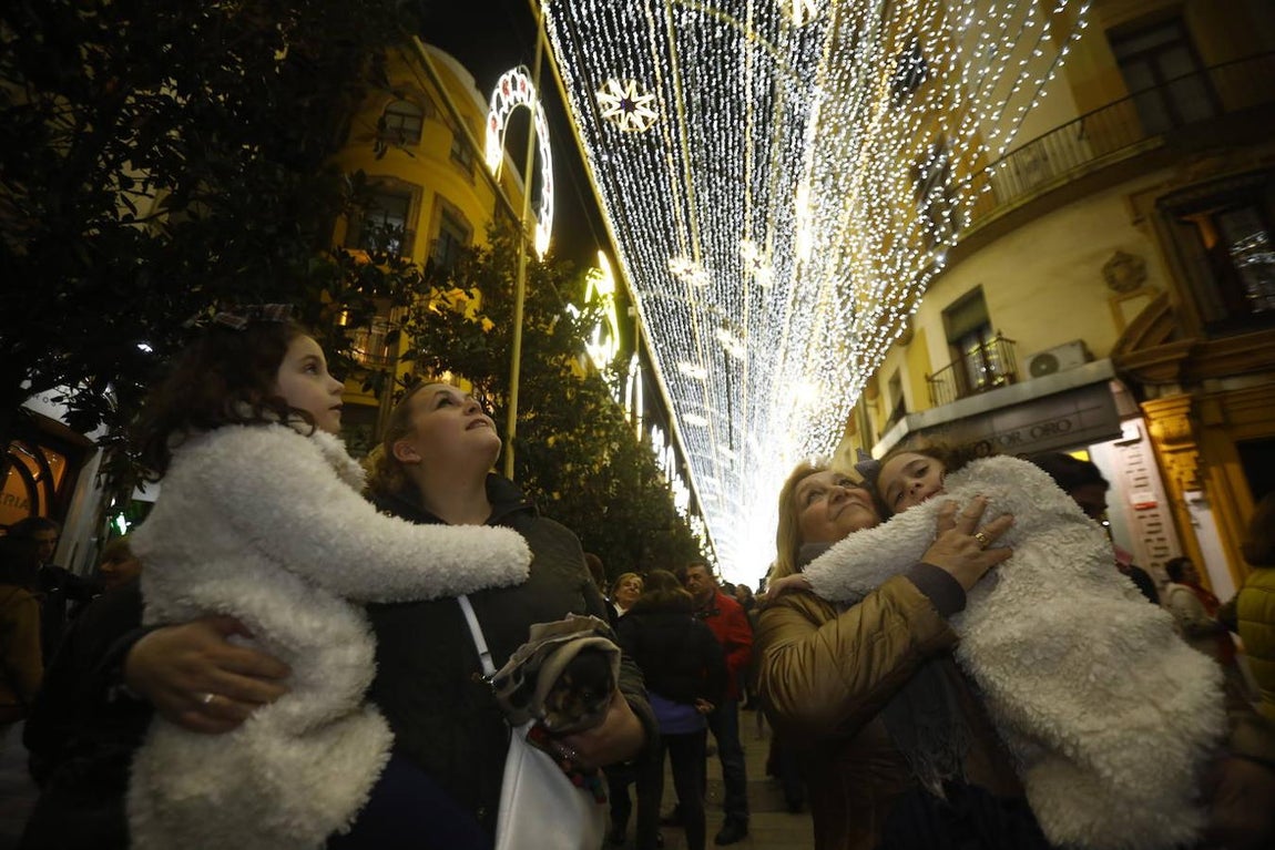 El alumbrado y el ambiente en las calles del Centro de Córdoba, en imágenes