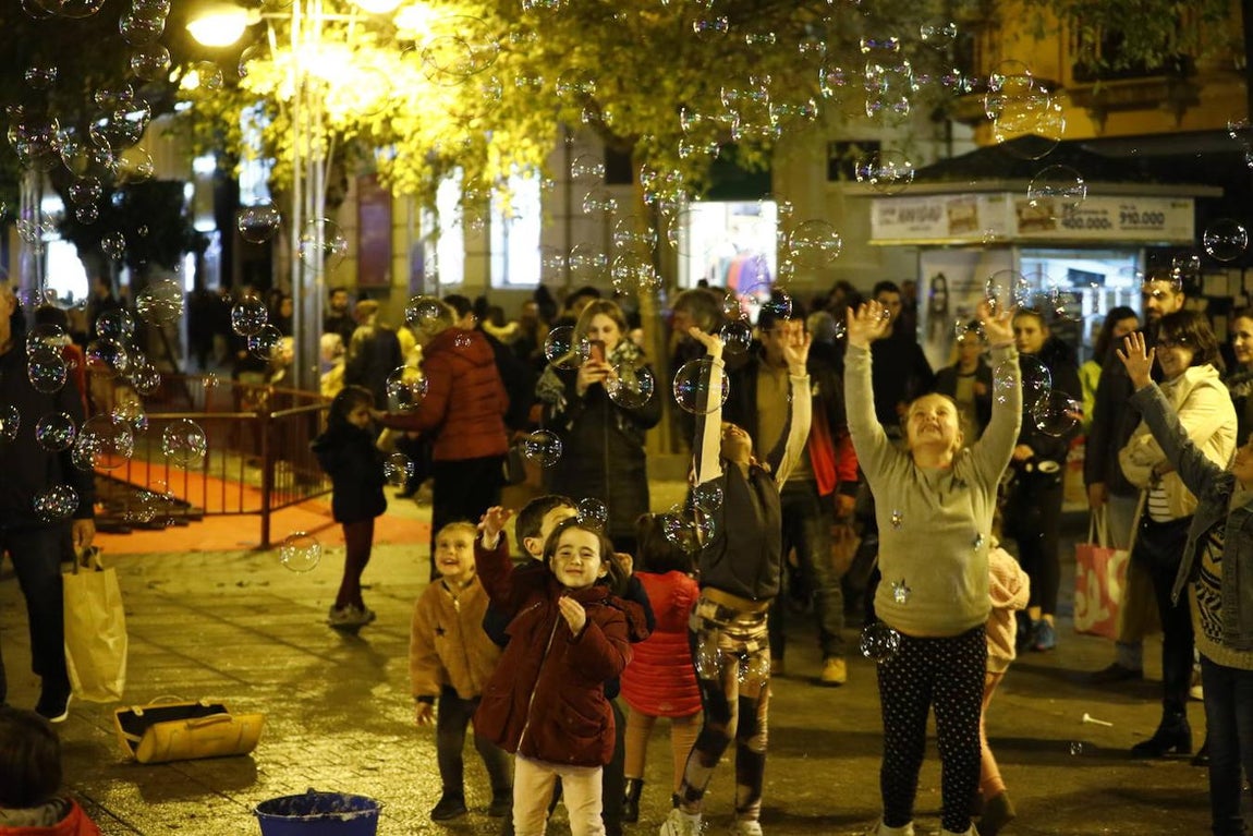 El alumbrado y el ambiente en las calles del Centro de Córdoba, en imágenes