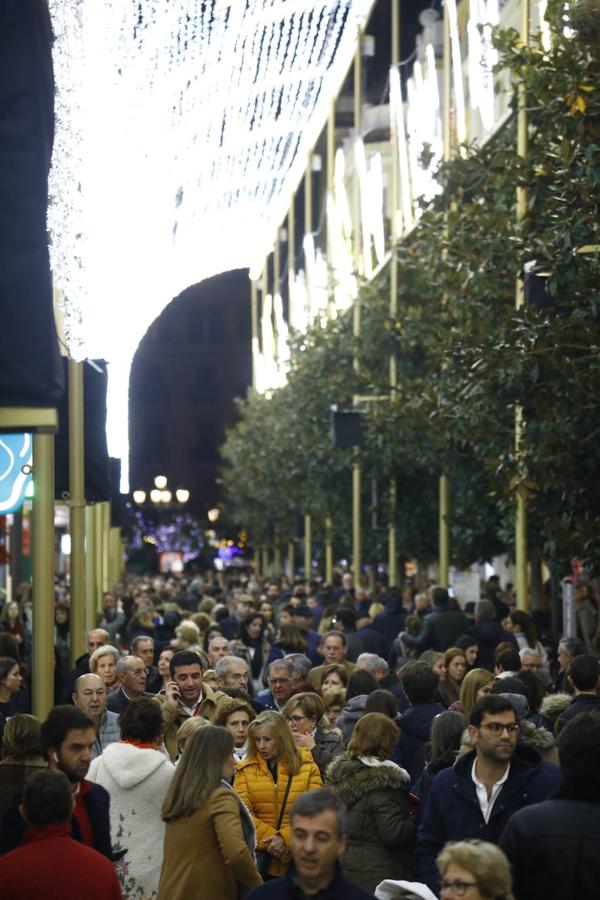 El alumbrado y el ambiente en las calles del Centro de Córdoba, en imágenes