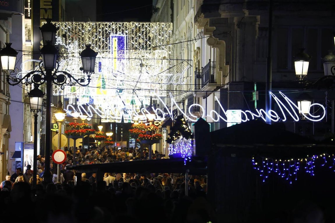 El alumbrado y el ambiente en las calles del Centro de Córdoba, en imágenes