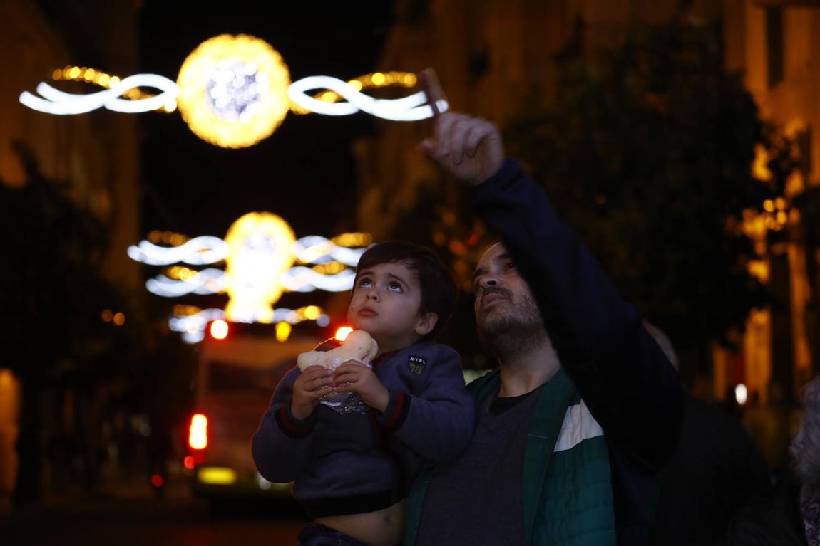 El alumbrado y el ambiente en las calles del Centro de Córdoba, en imágenes