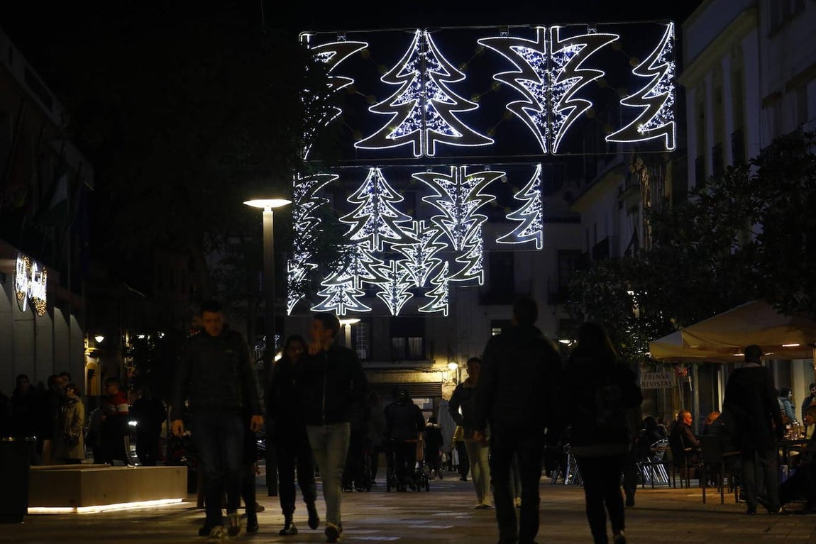 El alumbrado y el ambiente en las calles del Centro de Córdoba, en imágenes