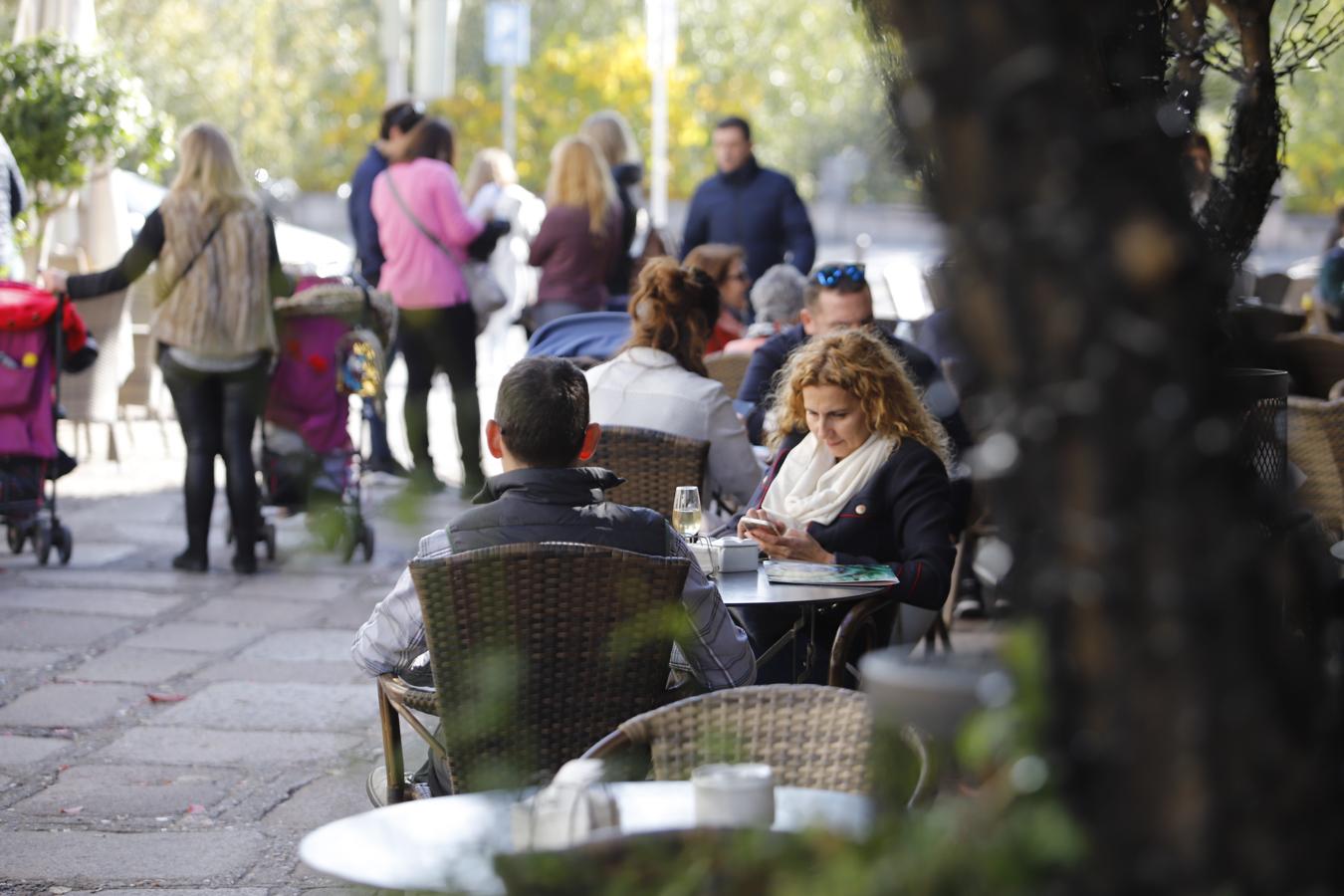 El ambiente turístico en Córdoba en el puente, en imágenes