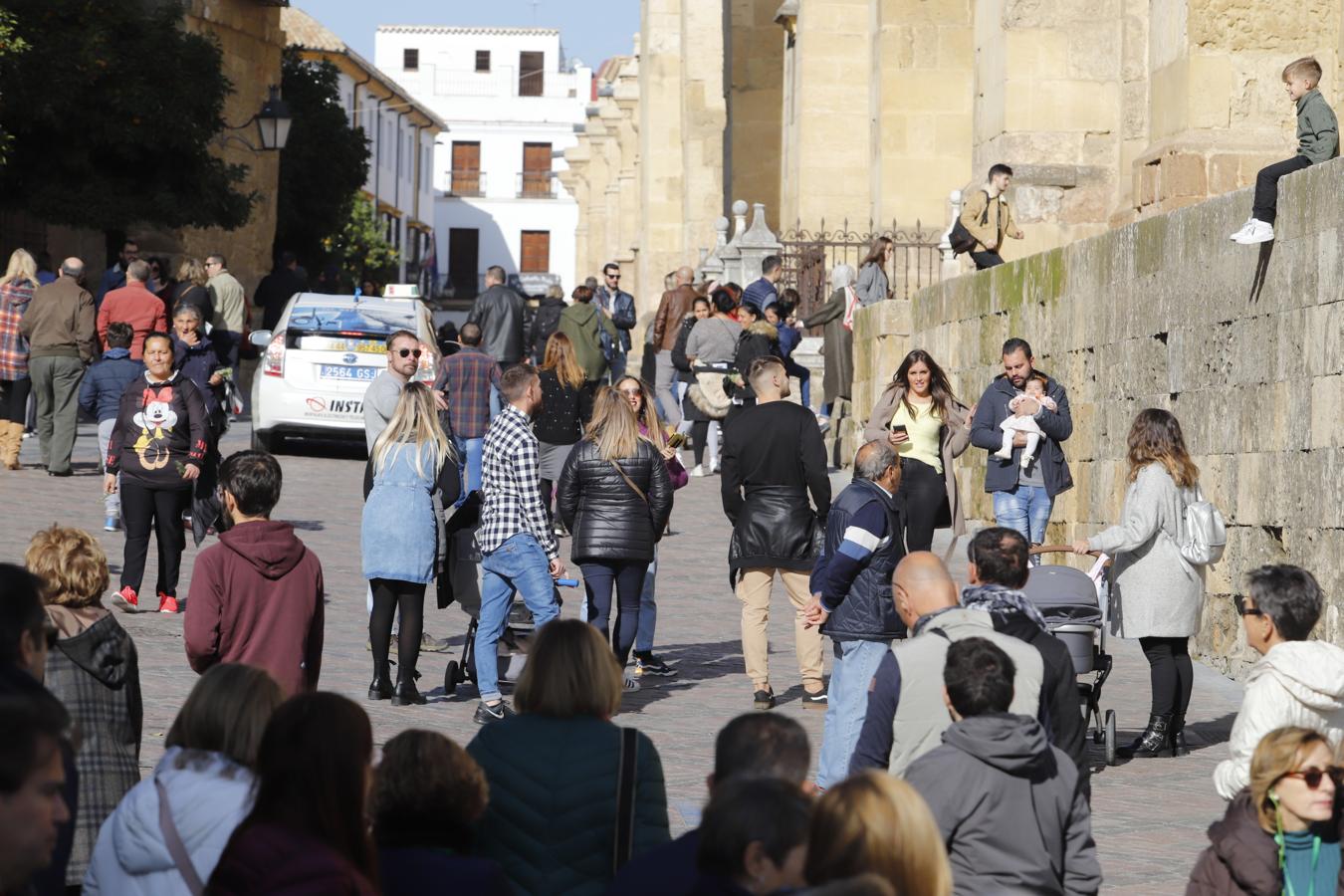 El ambiente turístico en Córdoba en el puente, en imágenes