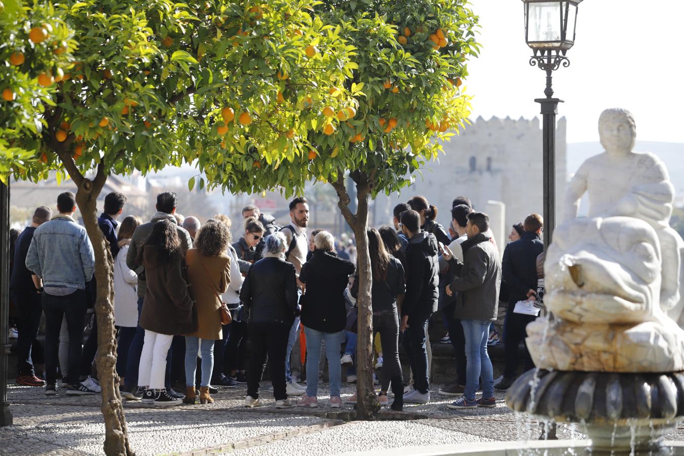 El ambiente turístico en Córdoba en el puente, en imágenes