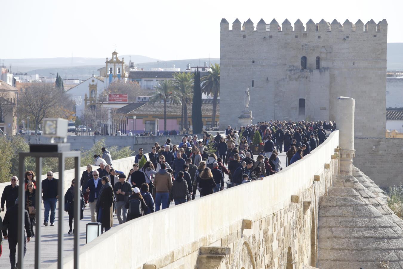 El ambiente turístico en Córdoba en el puente, en imágenes