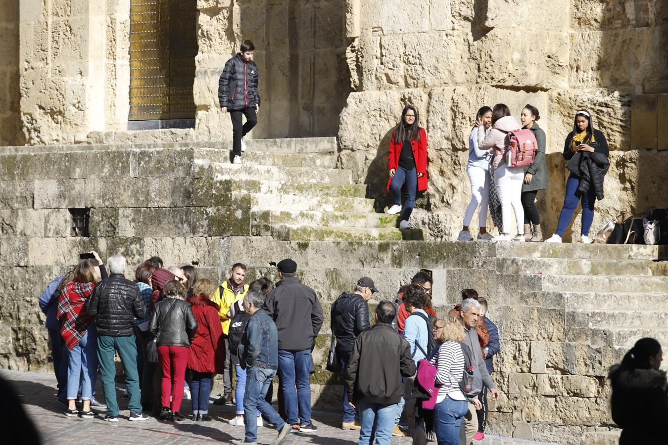 El ambiente turístico en Córdoba en el puente, en imágenes