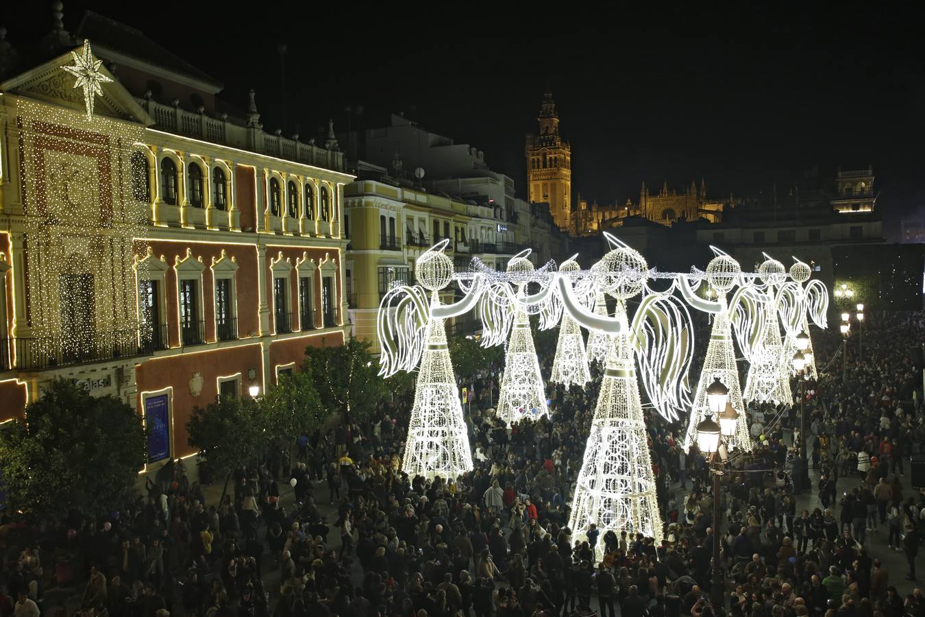 La Plaza de San Francisco se llena de ángeles de luz