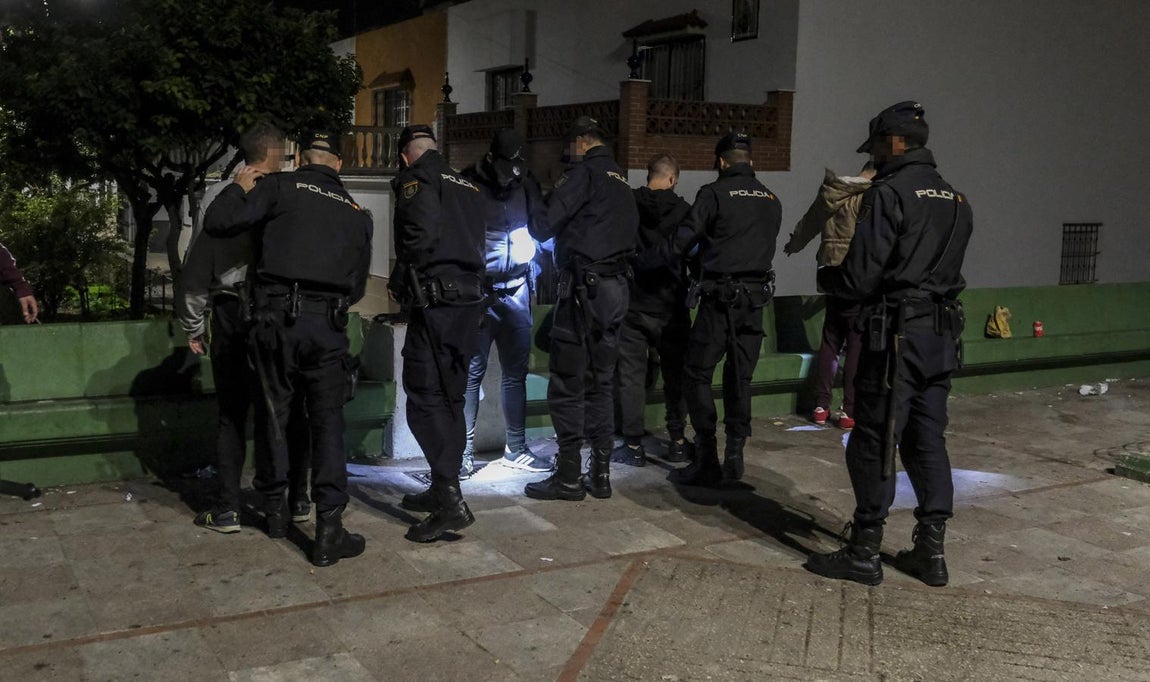 De patrulla con la Policía Nacional por Sanlúcar. Objetivo: mantener el control