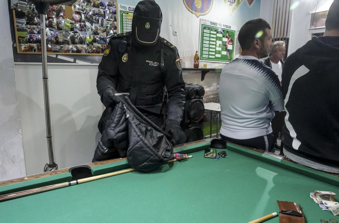 De patrulla con la Policía Nacional por Sanlúcar. Objetivo: mantener el control