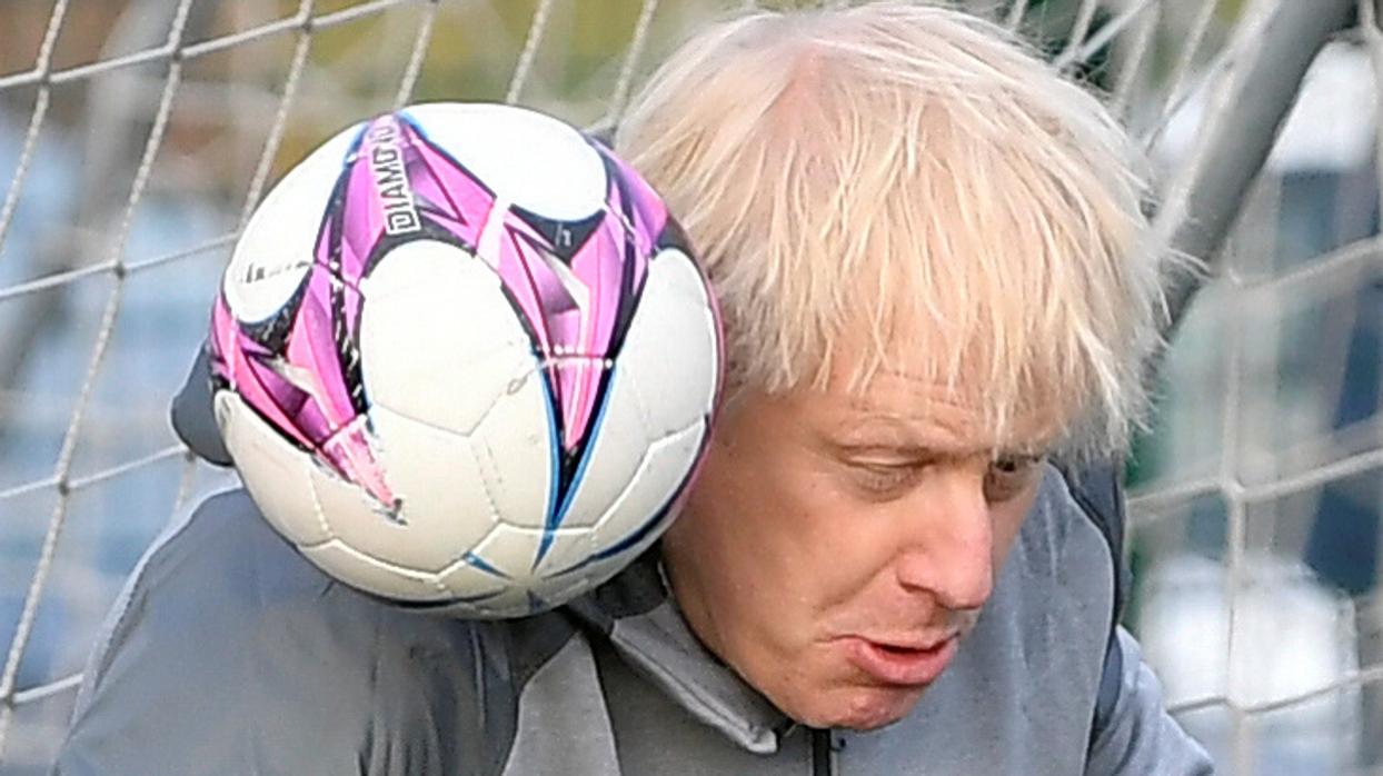 Las chocantes imágenes de Boris Johnson jugando al fútbol en plena campaña