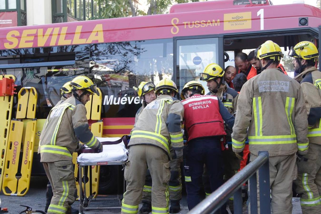 Diez heridos tras chocar un microbús contra una tienda en el Duque