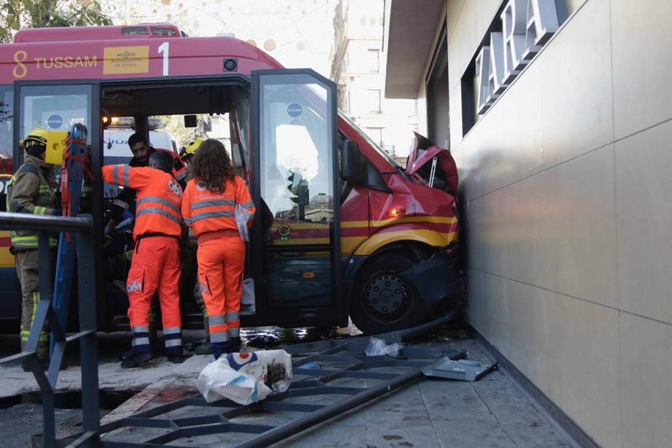 Varios heridos en el accidente de un minibús en el centro de Sevilla