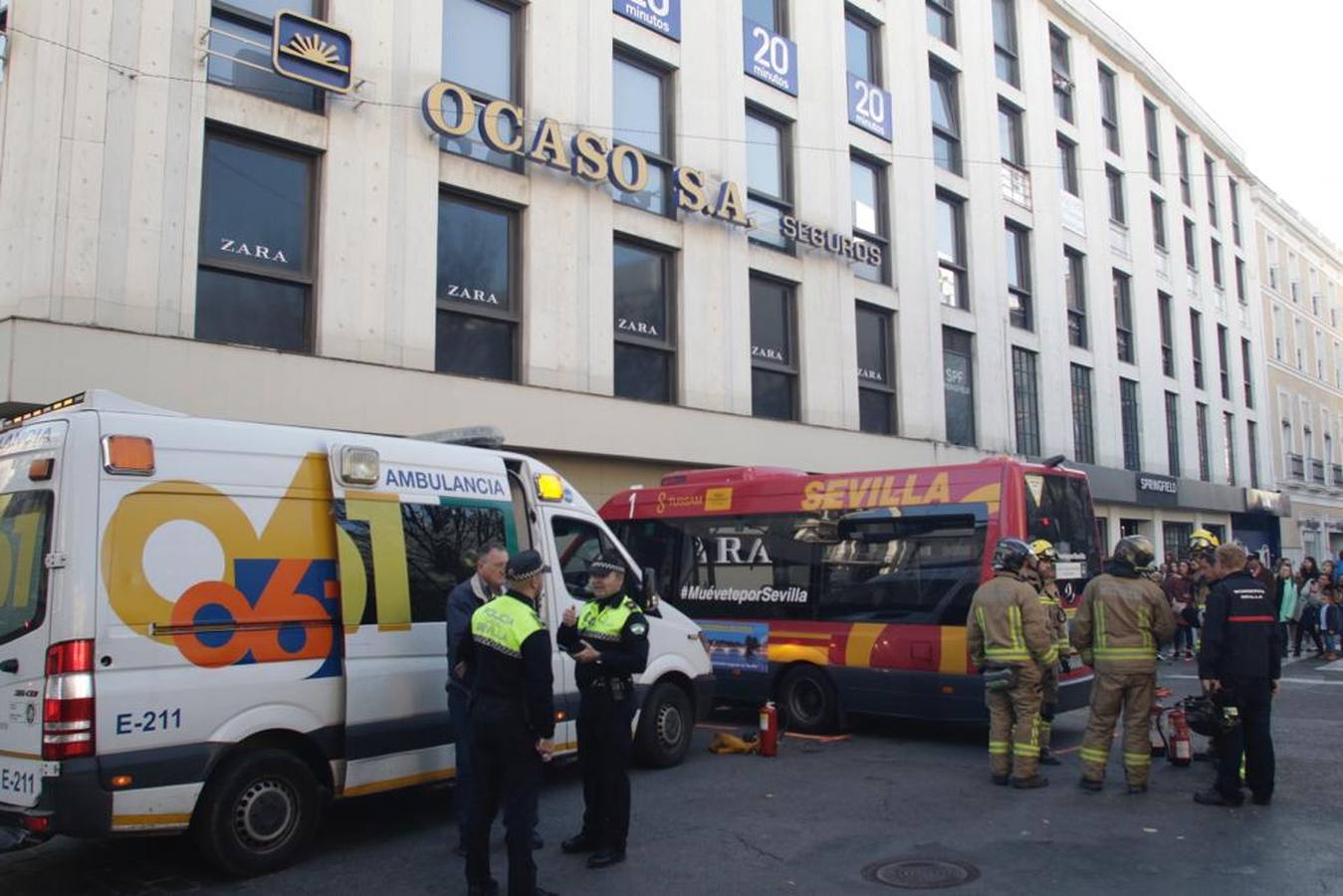 Varios heridos en el accidente de un minibús en el centro de Sevilla