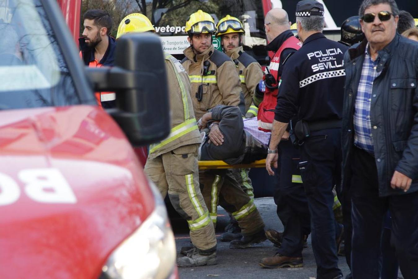 Varios heridos en el accidente de un minibús en el centro de Sevilla