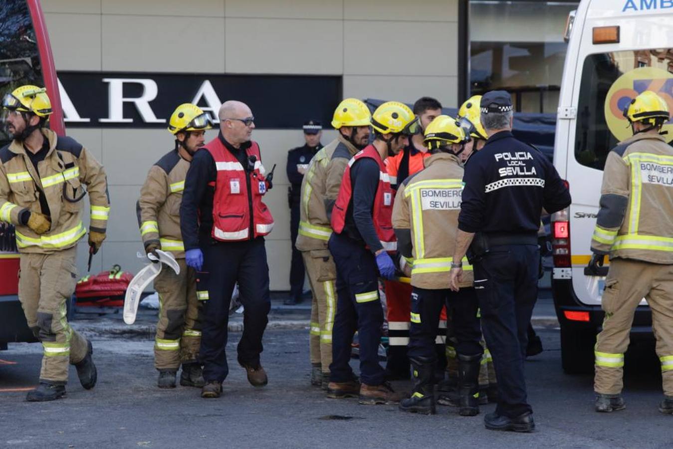 Varios heridos en el accidente de un minibús en el centro de Sevilla