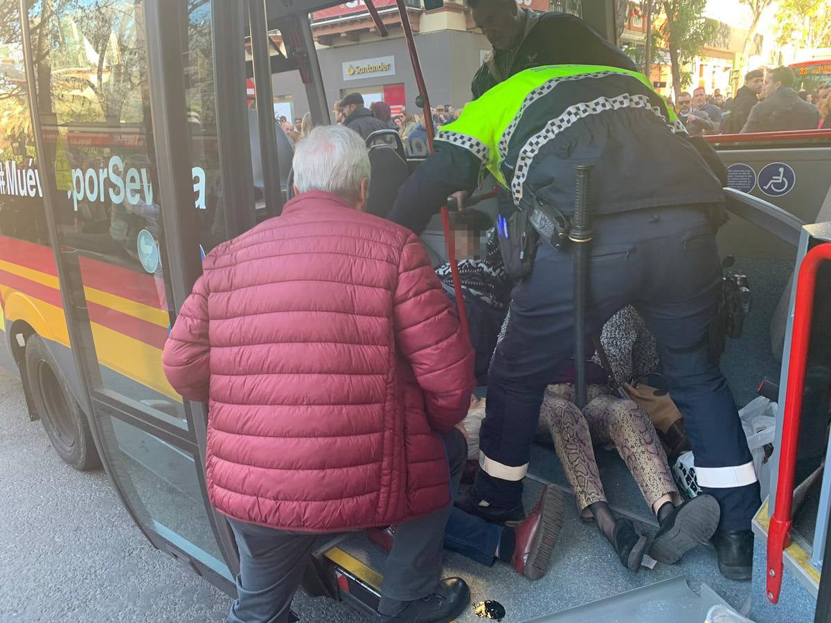 Varios heridos en el accidente de un minibús en el centro de Sevilla